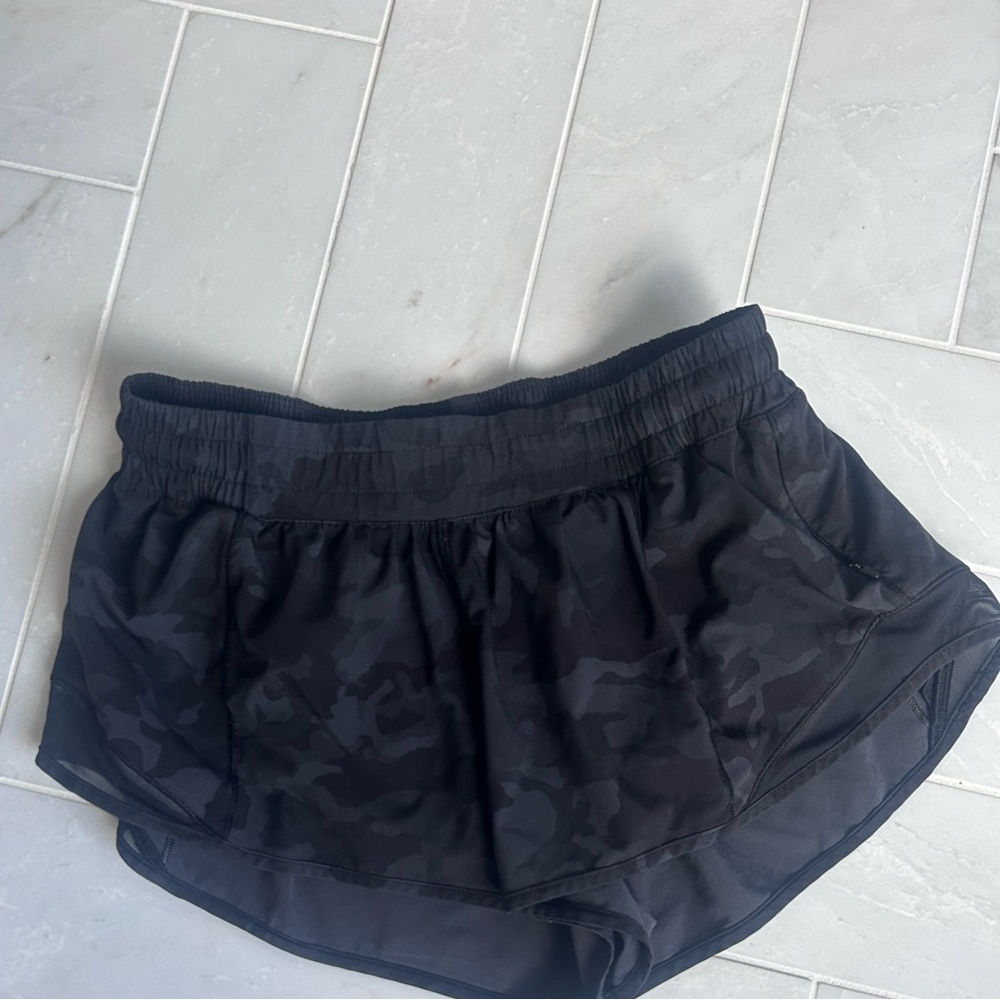 Lululemon hotty hot 2.5 inch shorts - Picture 2 of 3